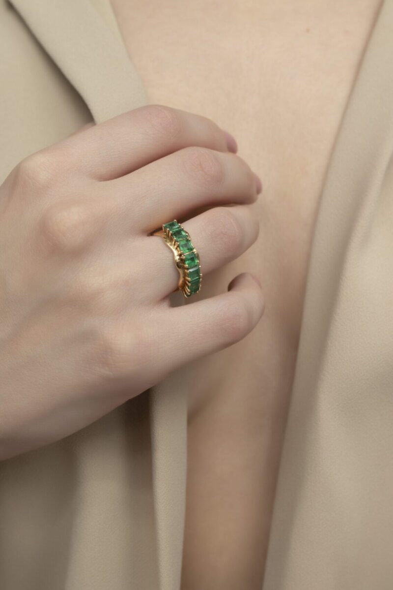Classic Gold Ring with Emerald - Image 2
