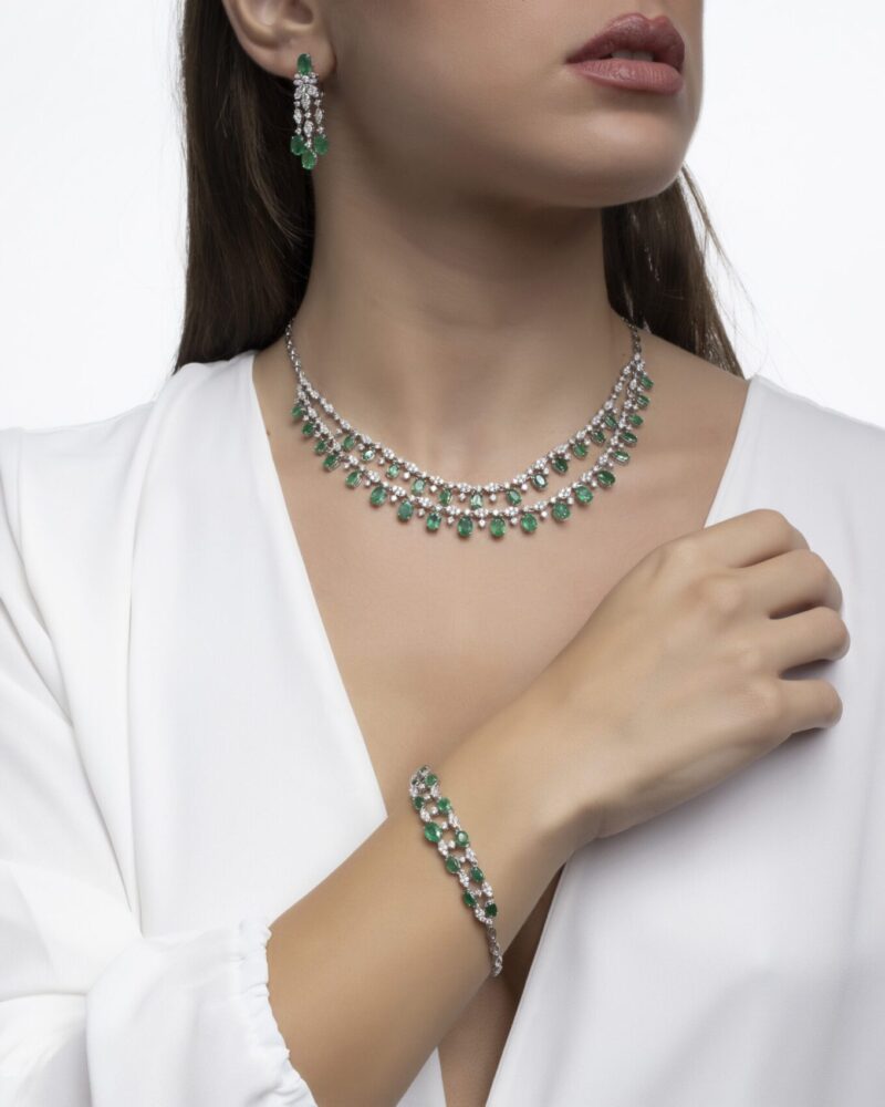 Classic Diamond Ring with Emerald - Image 3