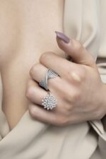 Classic Diamond Ring with Trapeze and Baguette Diamond - Image 2