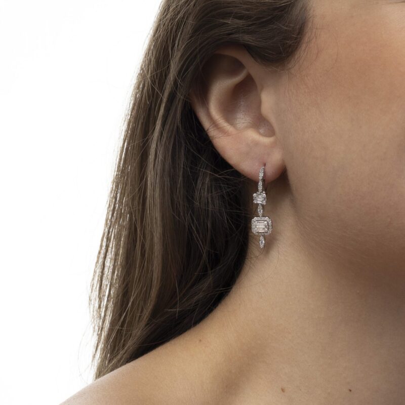 classic  Diamond Necklace with Baguette Diamond - Image 3