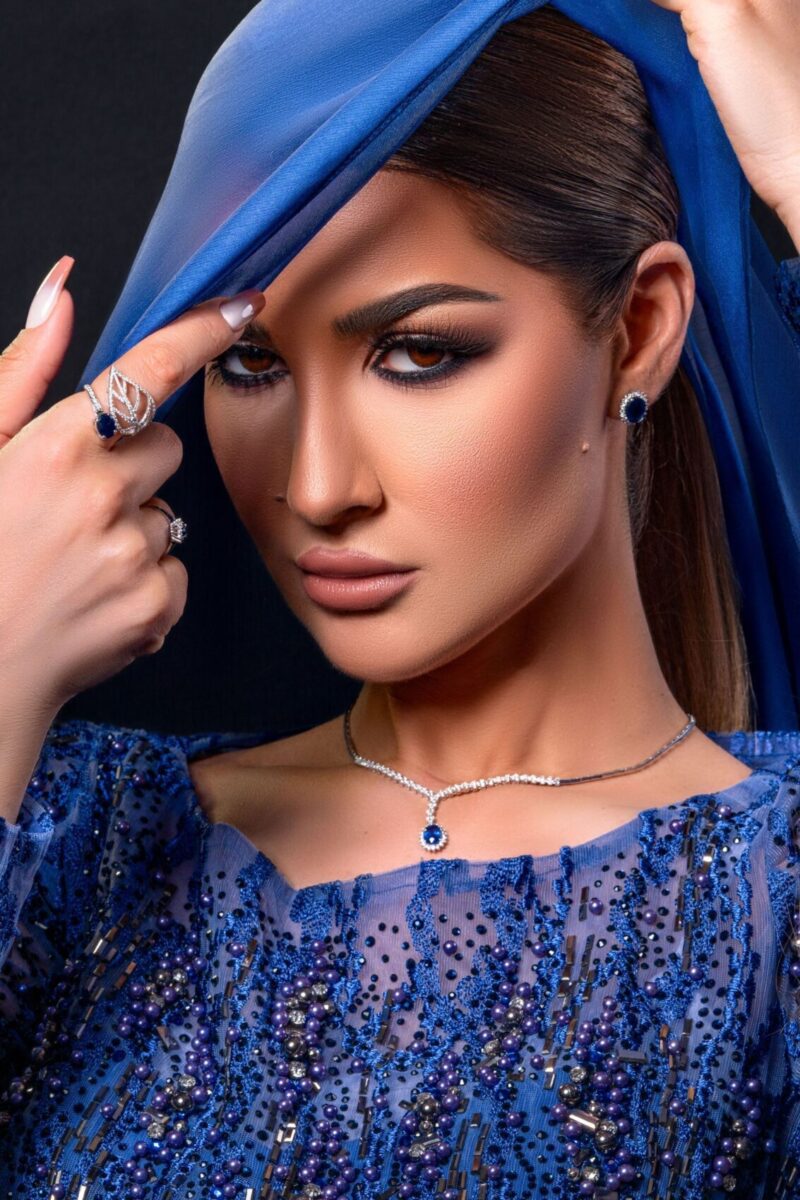 Classic Diamond Ring with Sapphire - Image 3
