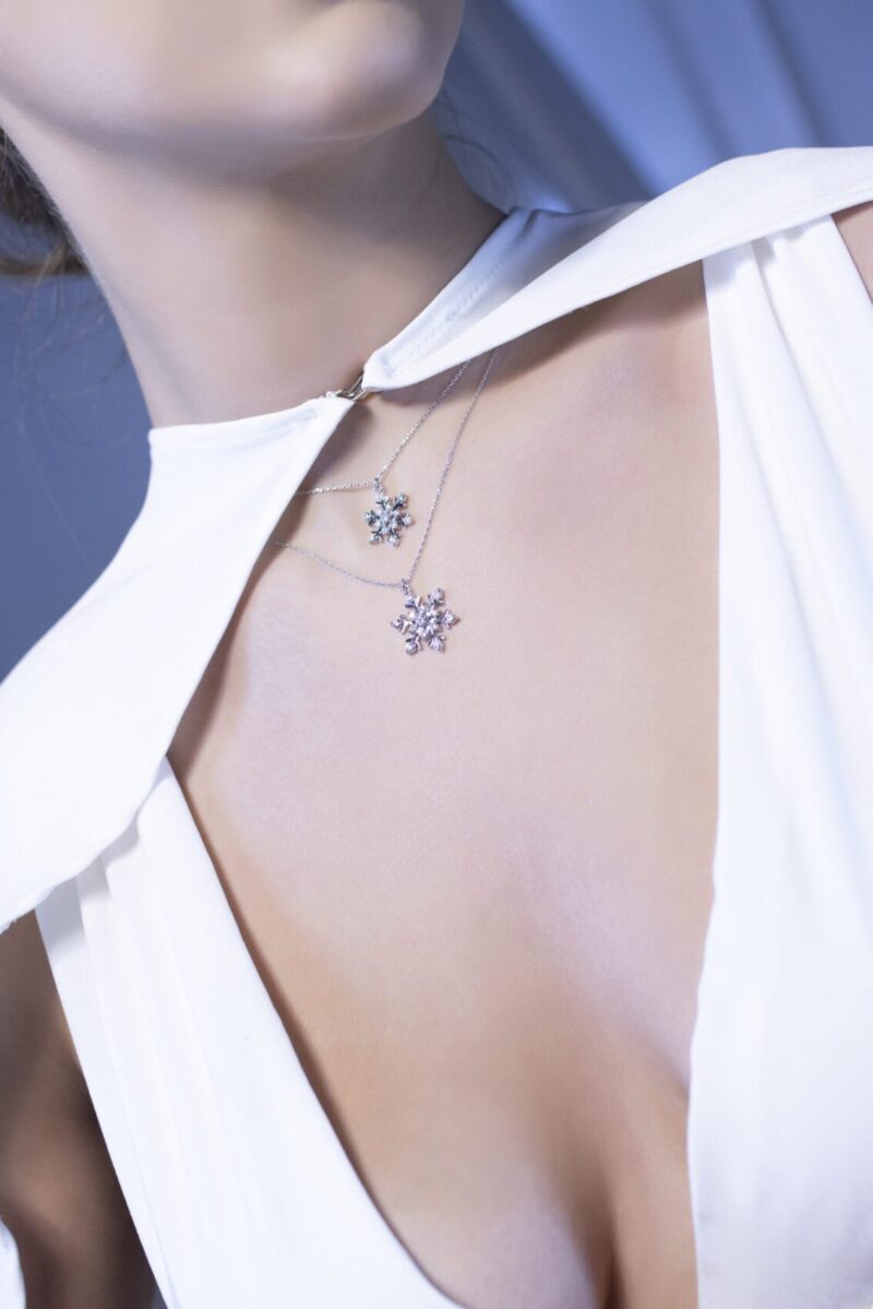 Snowflake Diamond Necklace in 18kt white gold with brilliant-cut diamond – festive holiday jewelry